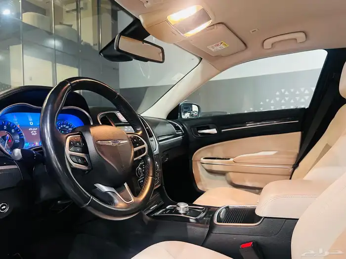 كرايزلر 2018 هيمي C300 V8 (بحالة ممتازة ) 6