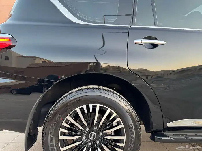 للبيع باترول 2023 بلاتينوم أسودV6 12