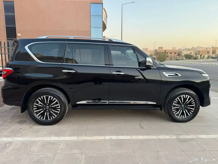 للبيع باترول 2023 بلاتينوم أسودV6 2