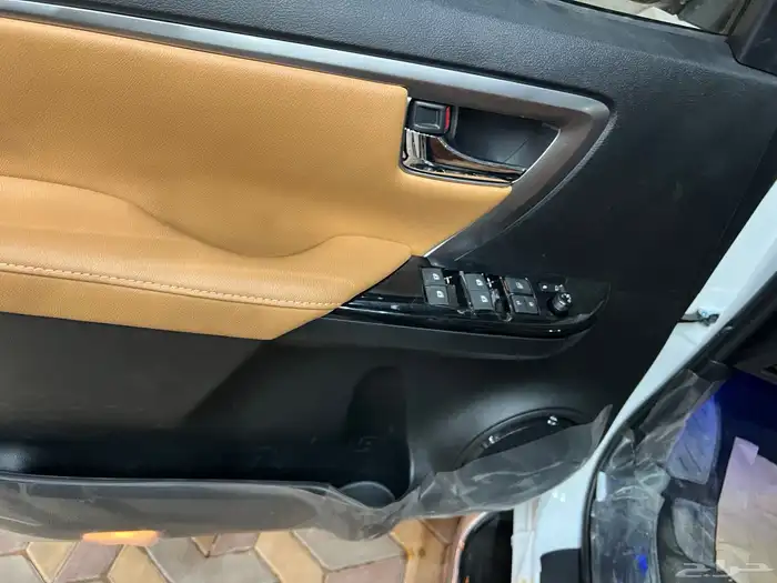 تويوتا فورتشنر VX3 بنزين 2025 7