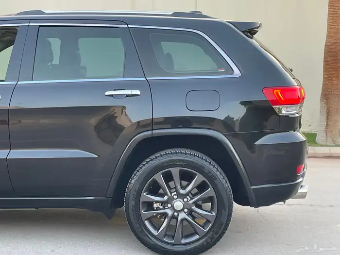 جيب جراند شيروكي 2015 سعودي عداد قليل بحالة الوكاله 10