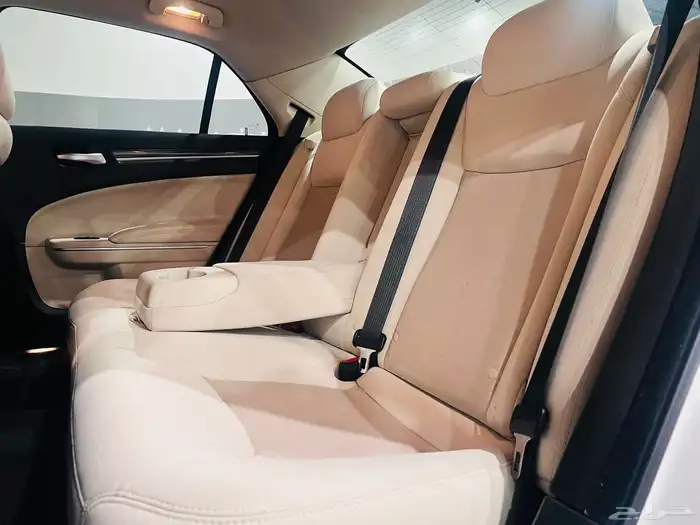 كرايزلر 2018 هيمي C300 V8 (بحالة ممتازة ) 8