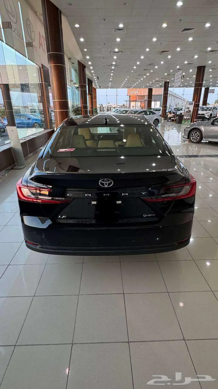 تويوتا كامري LE هايبرد 2025 لون اسود 6