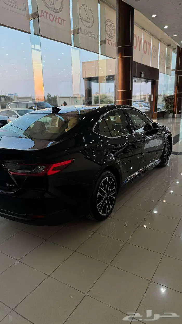 تويوتا كامري LE هايبرد 2025 لون اسود 2