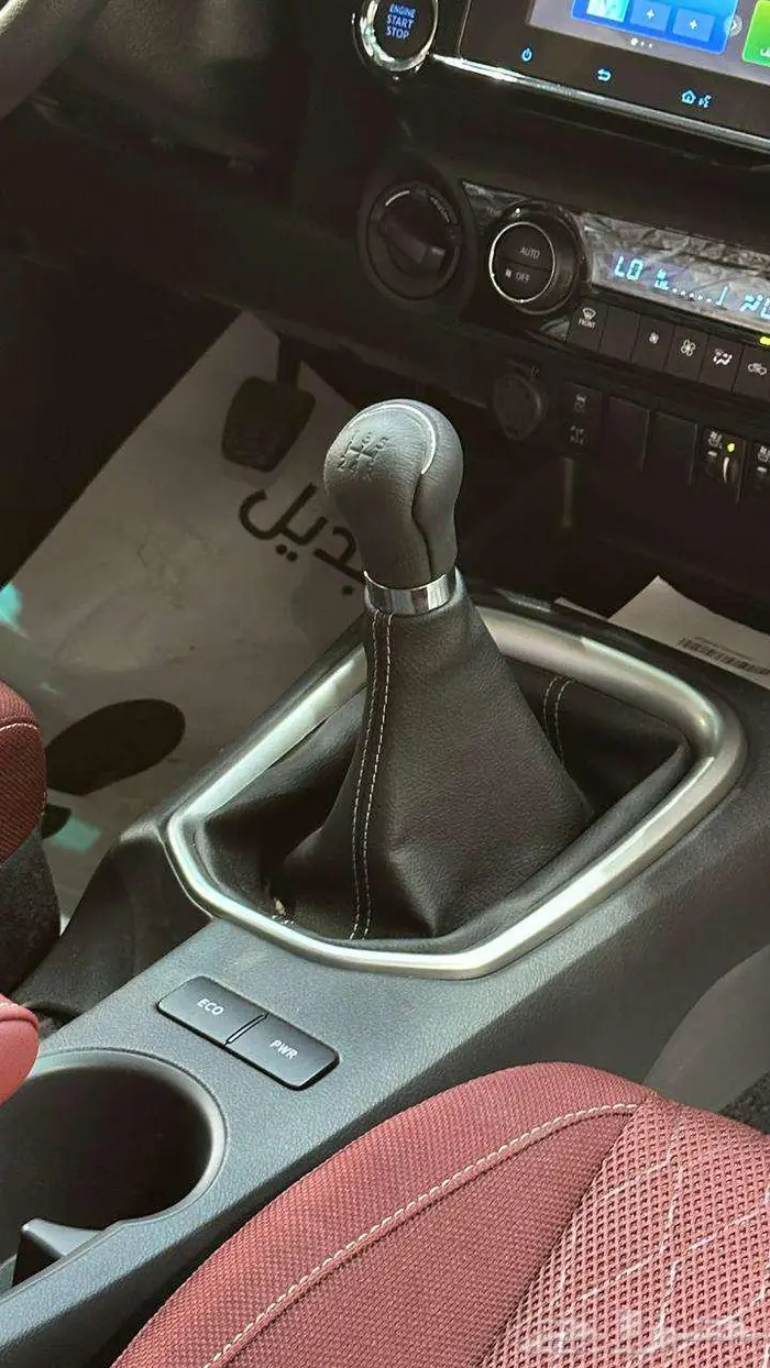 تويوتا هايلكس غمارتين S-GLX 4X4 بنزين جير عادي 2025 8