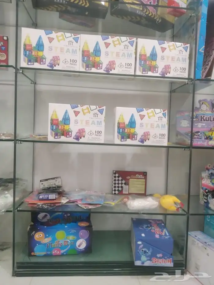 رفوف محل بالنرجس مع جهاز كاشير 2