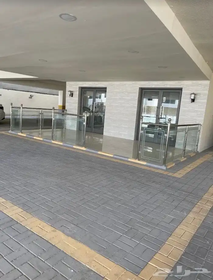 للبيع شقه في الخبر حي الحمراء 3