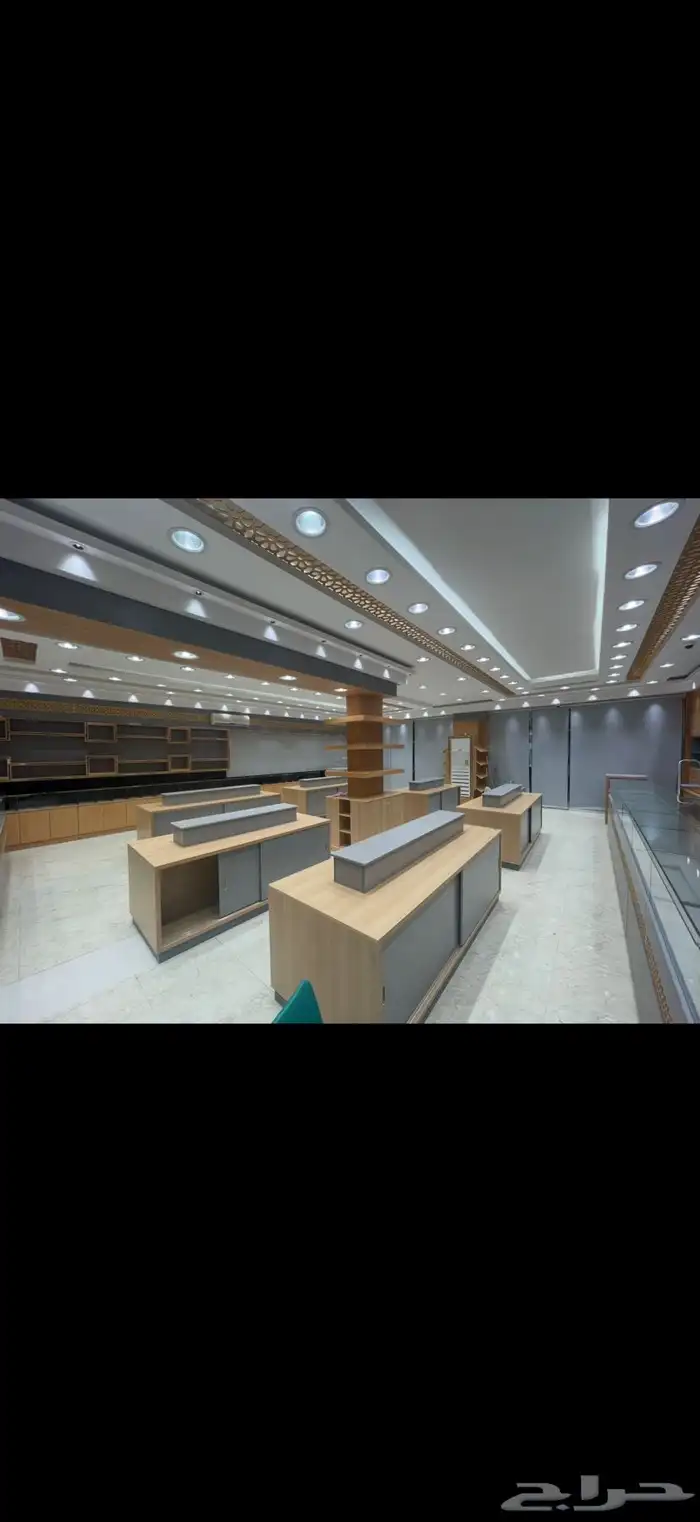 ديكور محل رجالي خشبي 1