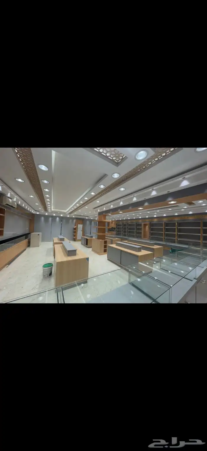 ديكور محل رجالي خشبي 3