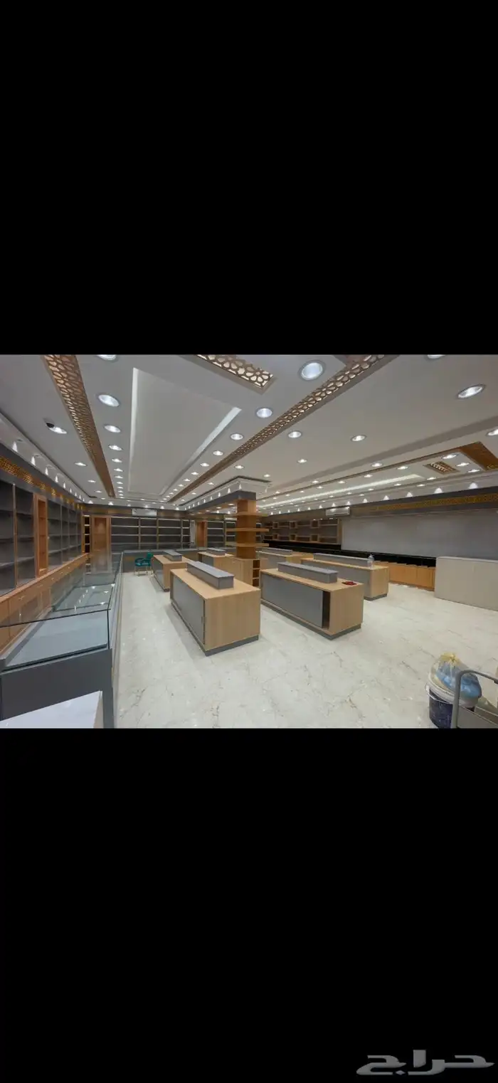 ديكور محل رجالي خشبي 2