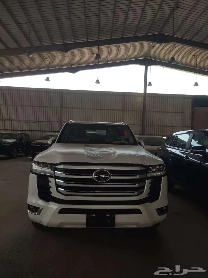 متوفر لاندكروزر جى اكس ار 3 بنزين موديل 2025 1