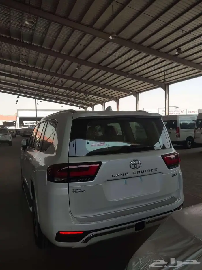 متوفر لاندكروزر جى اكس ار 3 بنزين موديل 2025 2