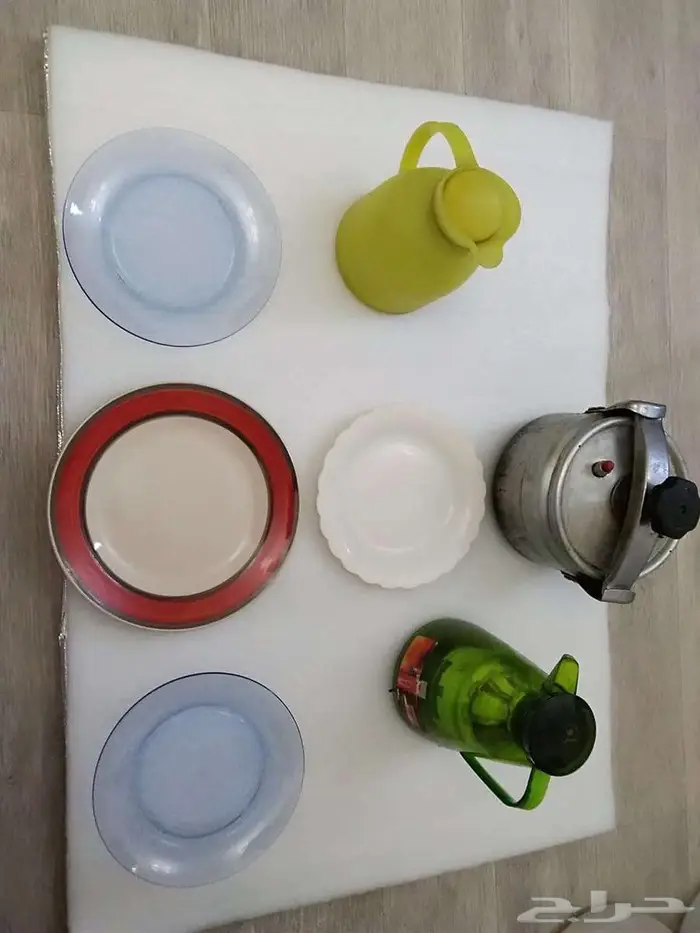 للبيع حلة ضغط وعدد 2 دلة للقهوة والشاهي وعدد 4 صحون 2