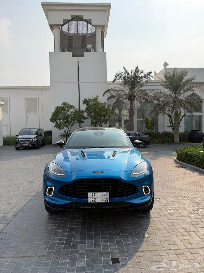 استون مارتن -DBX 4