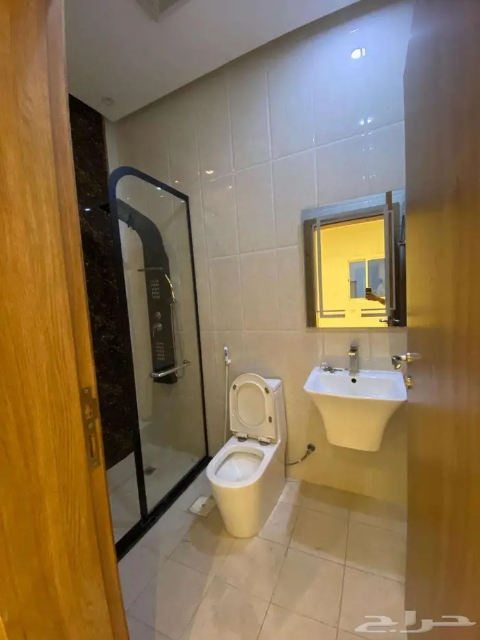 شقة للايجار مكونة من 4 غرف بحي الربوة 12