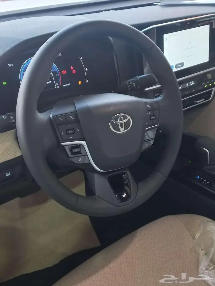 تويوتا كامري E 2025 3