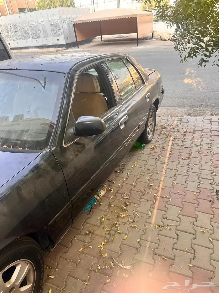 فورد فكتوريا موديل 2002 لون اسود 1