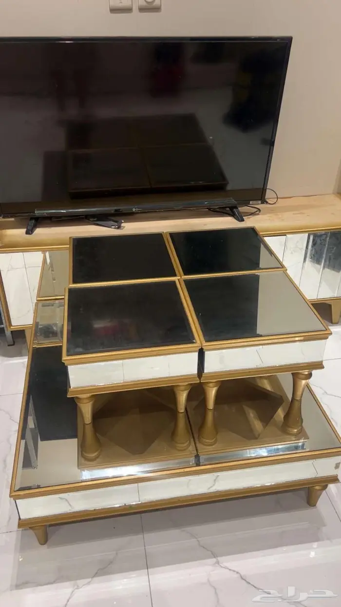 طاولة أرضية مع أربع خدمة للبيع 0