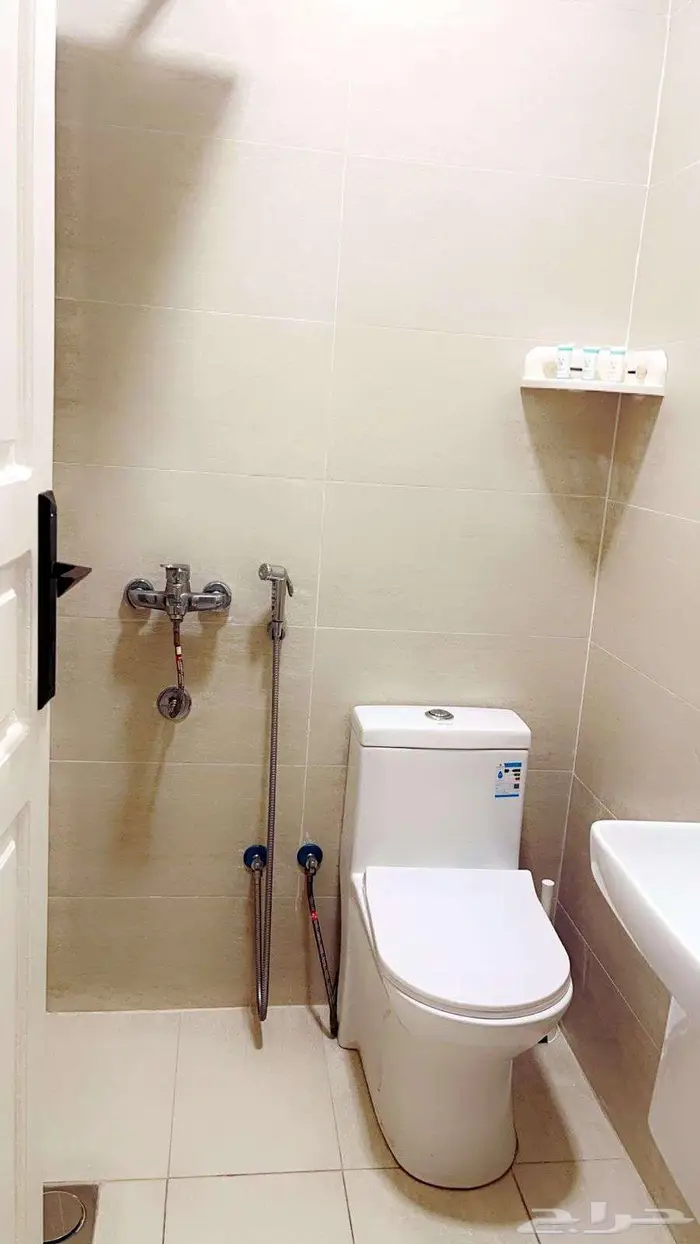 غرفه عزاب او عوائل للايجار بموقع مميز بحي الصفا 3