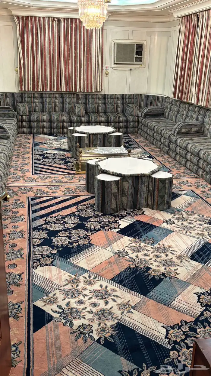 نجران مجلس كنبات ومكتبه وطاولات وستاير نظييف 1