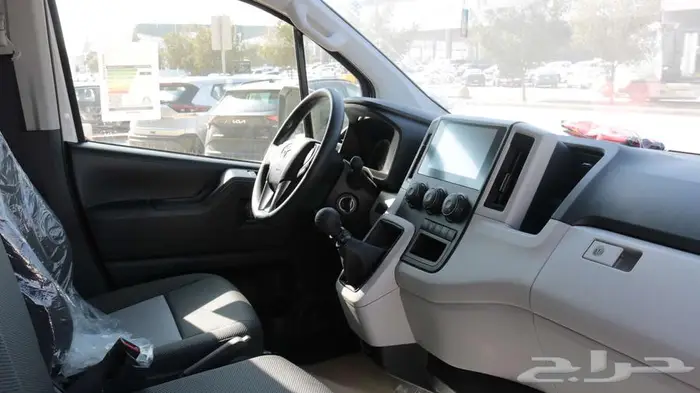 تويوتا باص بضاعه سقف منخفض ديزل جير عادي م 2025 - سعودي 13