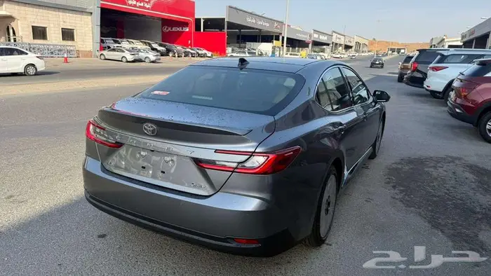 تويوتا كامري LE هايبرد بانوراما 2025 10