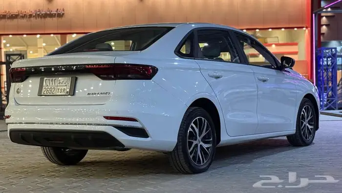 جيلي امجراند ستاندر 2023 لون أبيض 4