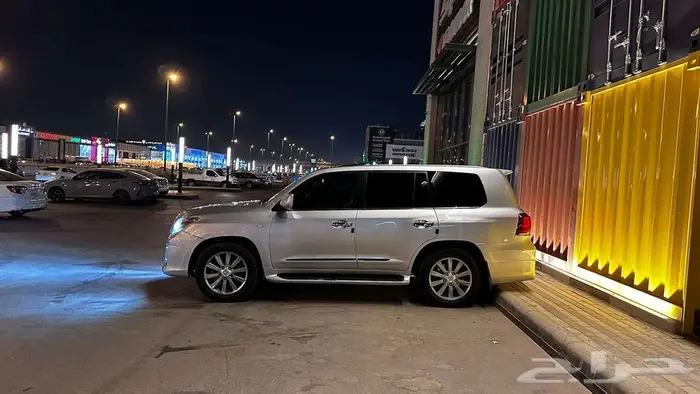 جيب لكزس 570 موديل 2011 7