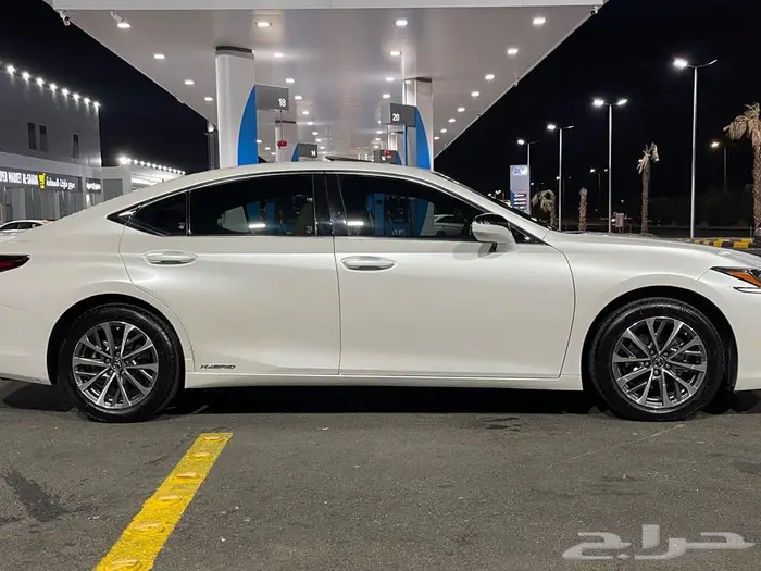 Lexus 2022 هايبرد ES 300 2