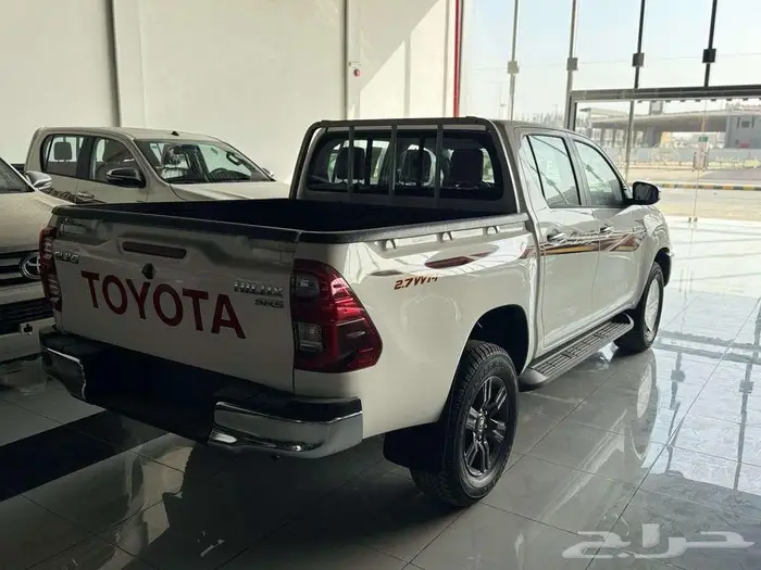 تويوتا هايلوكس SGLX بريمي بنزين 2.7 فل كامل دبل 2025 3