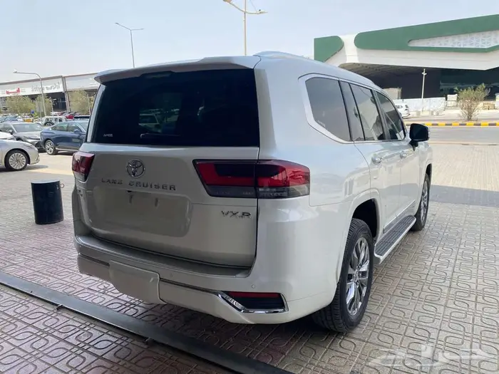 تويوتا لاندكروزر VX 2024 ابيض مستعمله 5