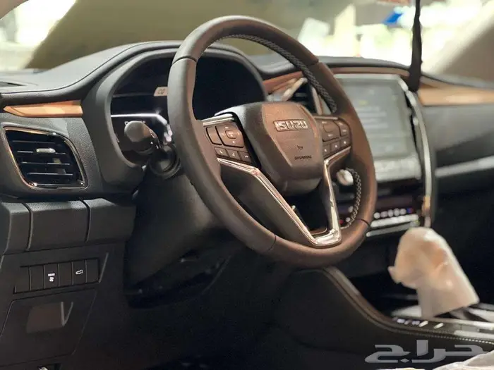 ايسوزو MUX و 2025 2024 ام يو اكس 11