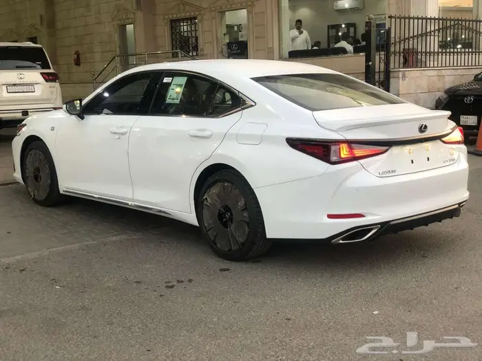 لكزس ES350 FF 2025 اسبورت سعودي أبيض _ أسود داخل أحمر 6