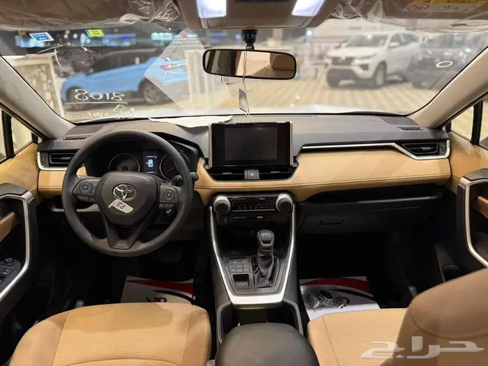 بقسط يبدأ من 1590 ريال احصل على تويوتا راف فور LE دبل 2025 3