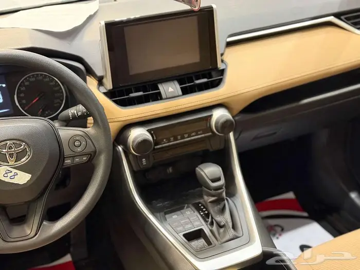 بقسط يبدأ من 1590 ريال احصل على تويوتا راف فور LE دبل 2025 5