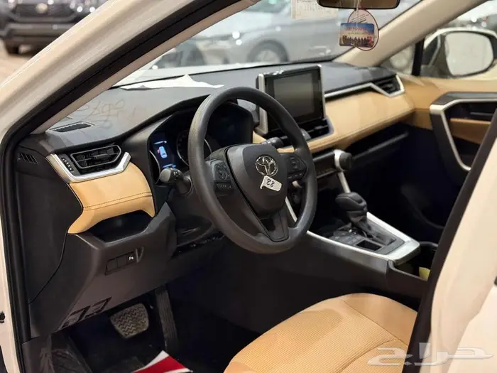 بقسط يبدأ من 1590 ريال احصل على تويوتا راف فور LE دبل 2025 4