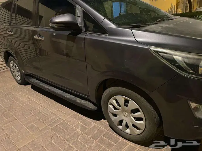 سيارة تويوتا إنوفا 2019 فضي بحالة ممتازة للبيع وعلى الشرط 2