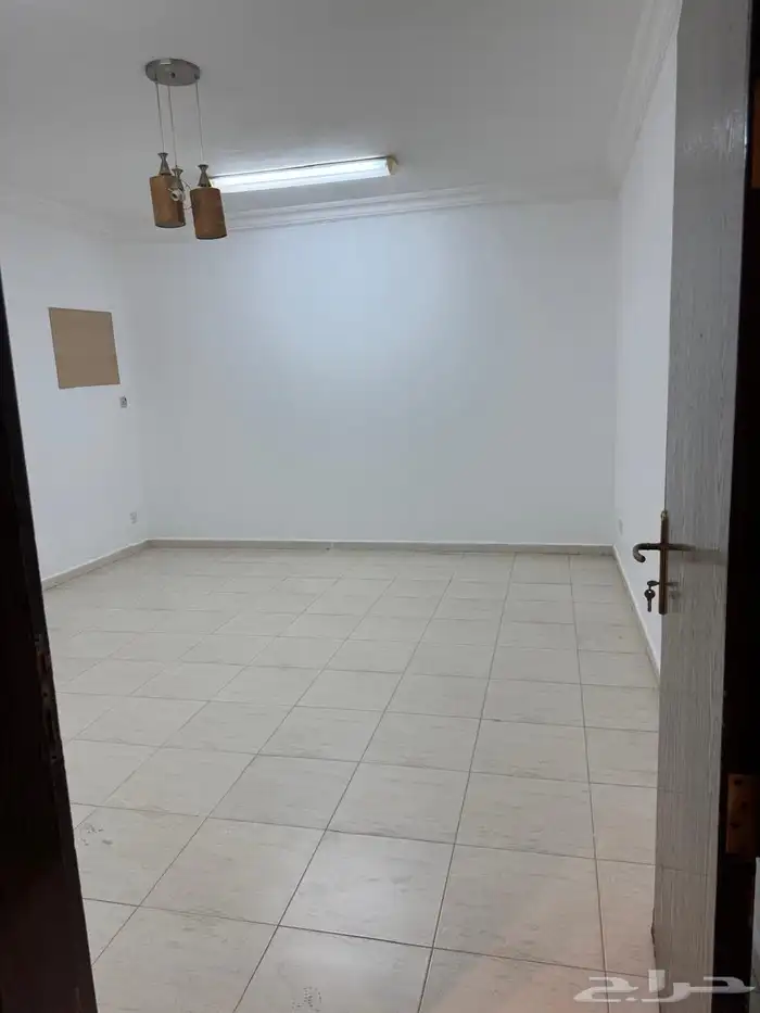 شقة بالجسر دور ثاني ملحق مدخلين 4