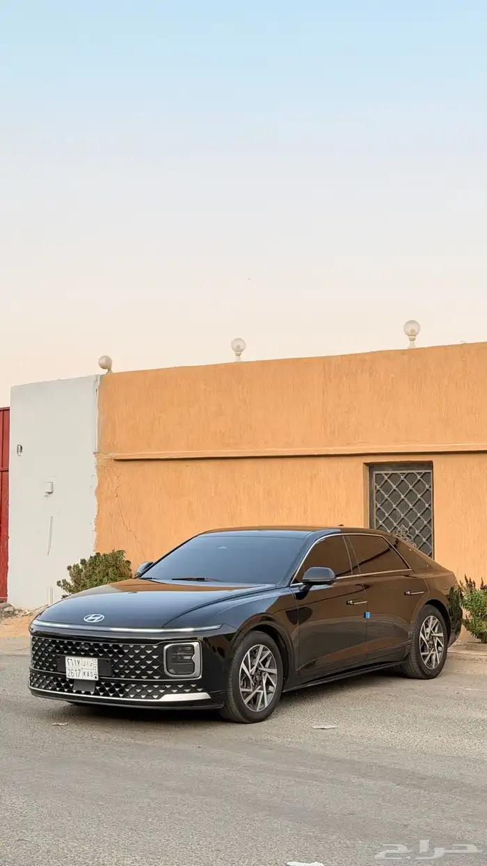 ازيرا 2023 ( بنزين 6V ) فل كامل بحالة الوكالة 4