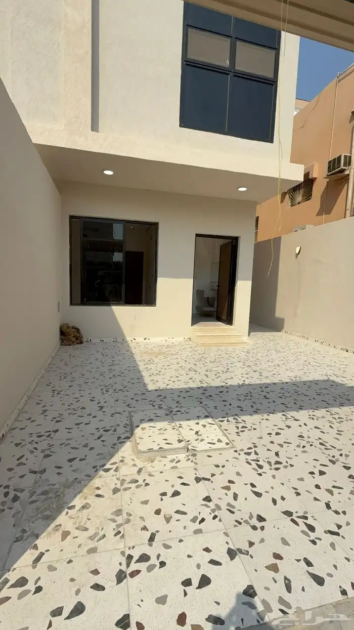 للبيع شقه نظام دوبلكس مع حوش وكراج وسطح خاص 1