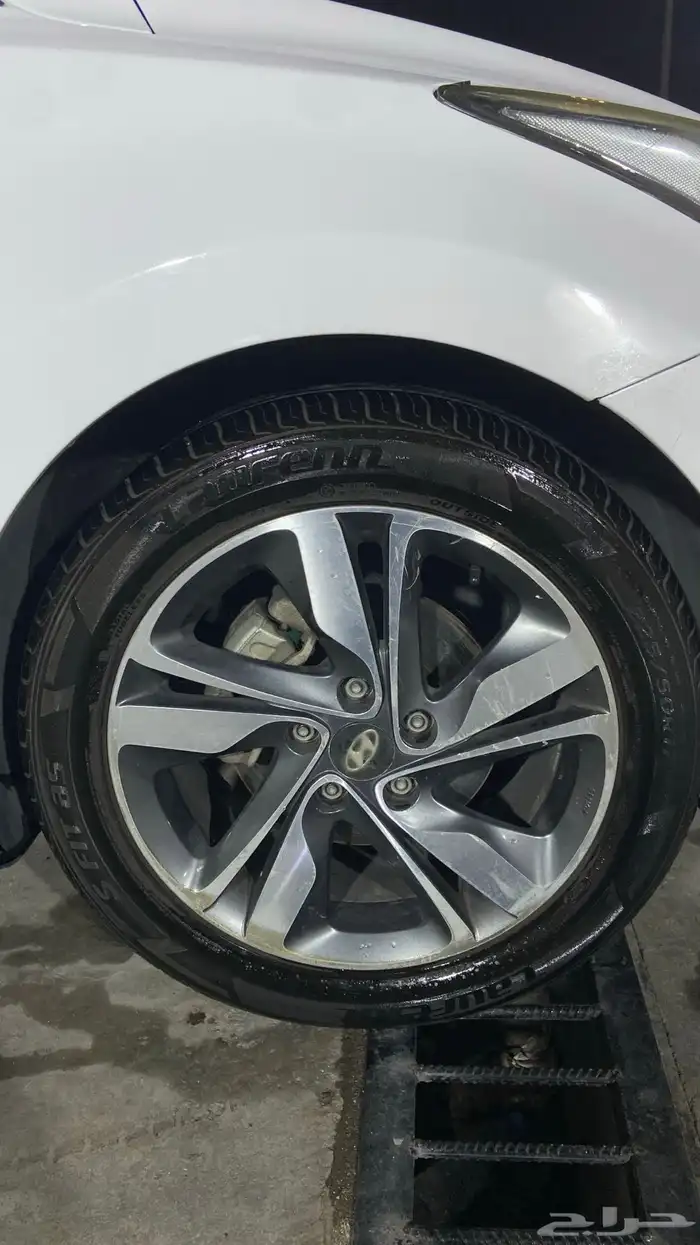 للبيع جنوط اصليه عليها كفرات اصليه النترا 2015 3