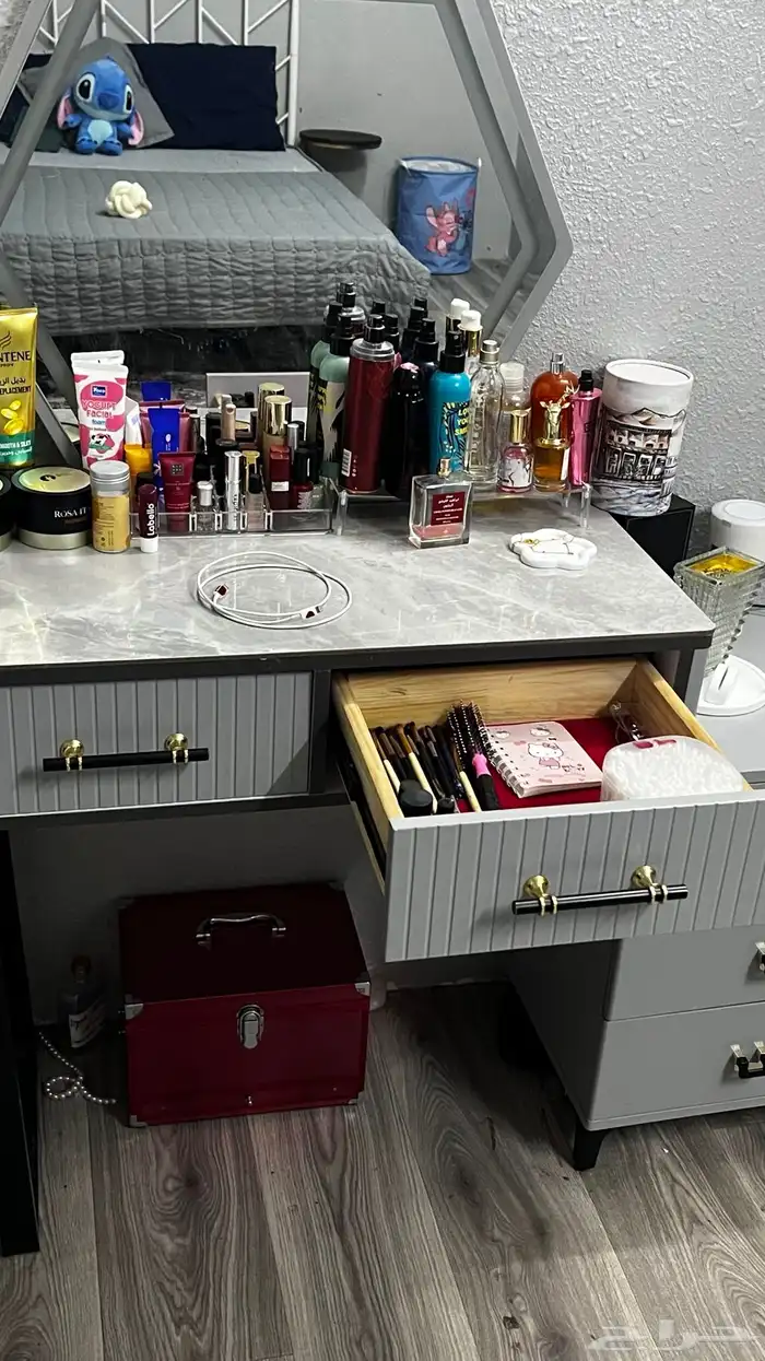 تسريحه رخام لها 3اضاء ابيض و اصفر وسكري اشتريتها ب1000والله 0