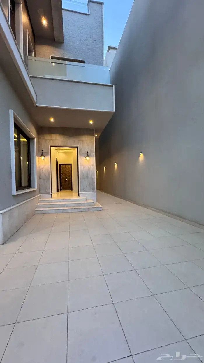 للبيع فيلا مستقله دورين وملحق موقع متميز حى دره الموسى 3