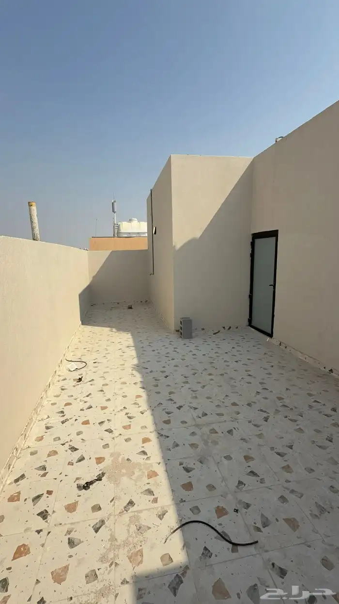 للبيع شقه نظام دوبلكس مع حوش وكراج وسطح خاص 17