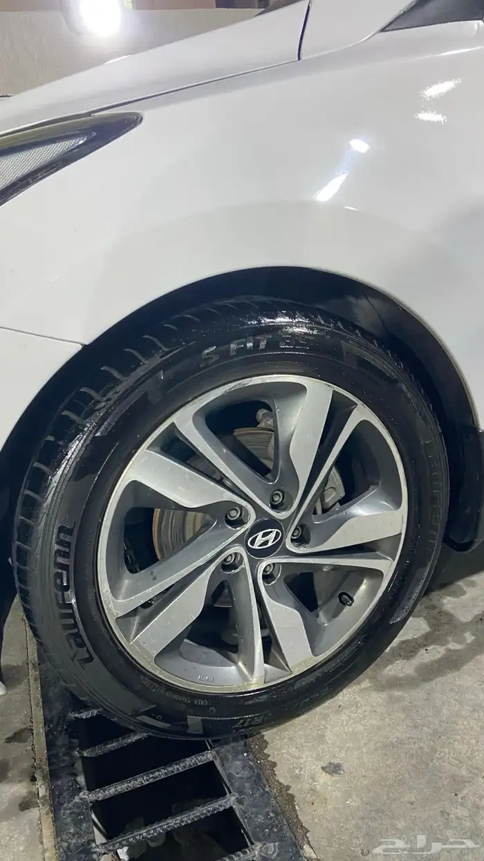 للبيع جنوط اصليه عليها كفرات اصليه النترا 2015 2