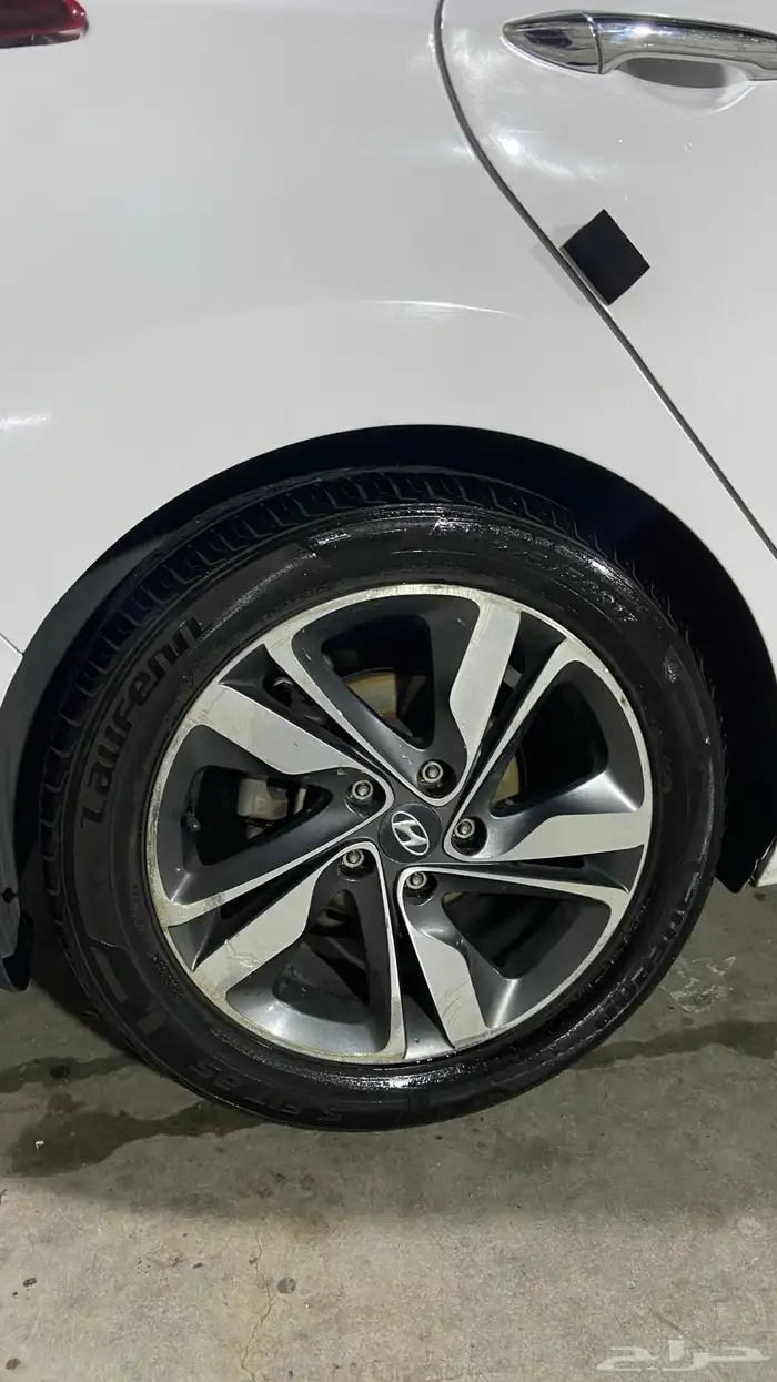 للبيع جنوط اصليه عليها كفرات اصليه النترا 2015 0