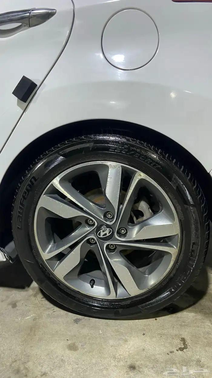 للبيع جنوط اصليه عليها كفرات اصليه النترا 2015 1