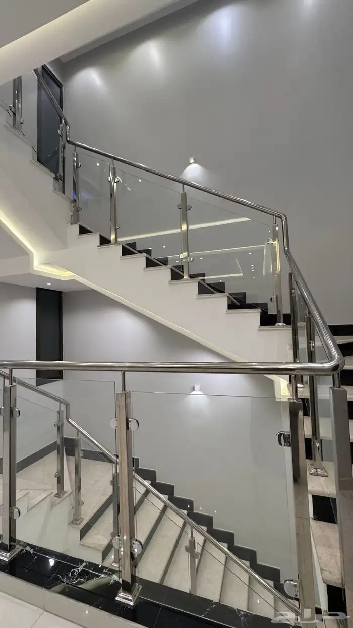 للبيع فيلا مستقله دورين وملحق موقع متميز حى دره الموسى 26