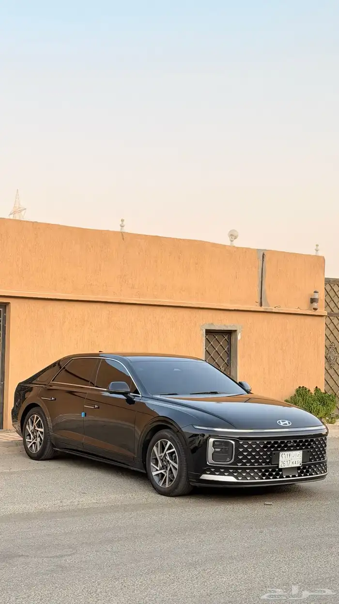 ازيرا 2023 ( بنزين 6V ) فل كامل بحالة الوكالة 3