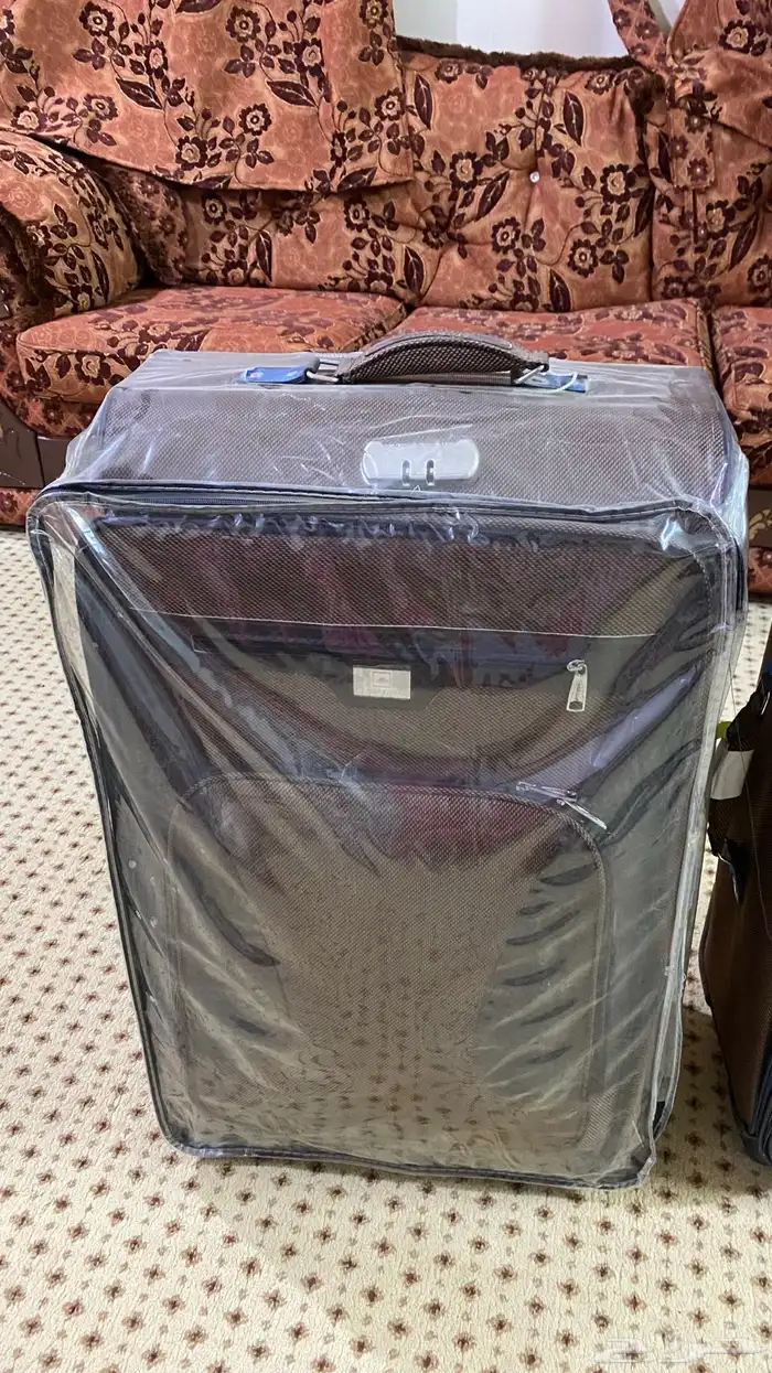 شنط جديده ما استخدمت على السوم سبب البيع ماله فايده 0